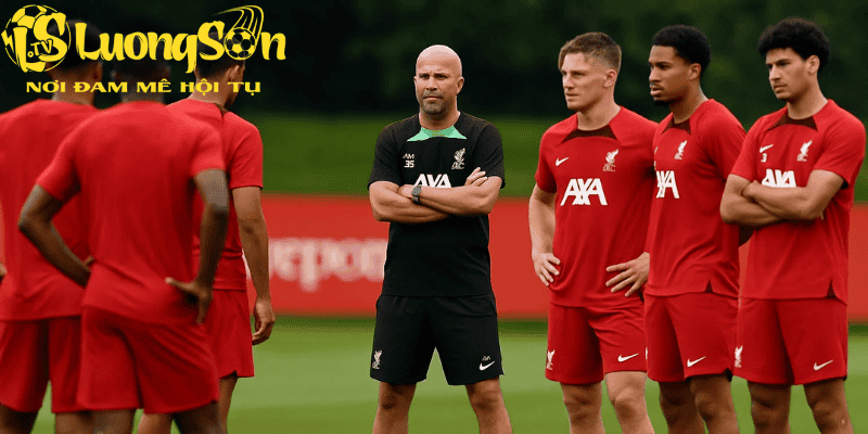 HLV Arne Slot thử nghiệm nhiều nhân tố mới nhằm xây dựng bộ khung mạnh mẽ cho Liverpool